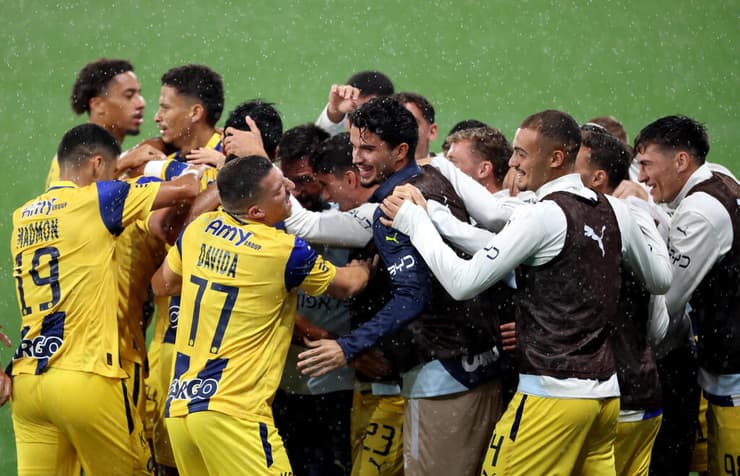 שחקני מכבי ת"א חוגגים