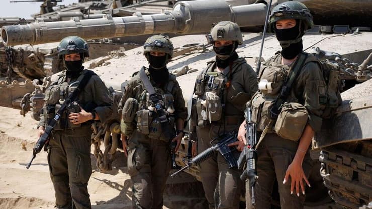 הלוחמות הפרמדיקיות שמתמרנות עם הלוחמים ברצועת עזה 