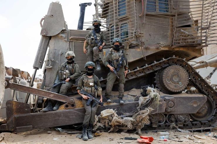 הלוחמות הפרמדיקיות שמתמרנות עם הלוחמים ברצועת עזה 