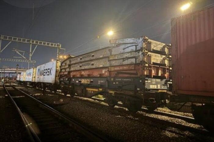 רכבת המשא שפגעה במערכת החשמול וגרמה לנזק 