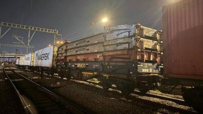 רכבת המשא שפגעה במערכת החשמול וגרמה לנזק 