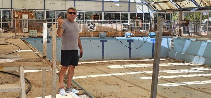 יו"ר ועד המושב: "הגינות מוזנחות, מבני הציבור, התשתיות - הכול שבור והרוס" אבי הדסטארט, יו"ר ועד המושב שתולה