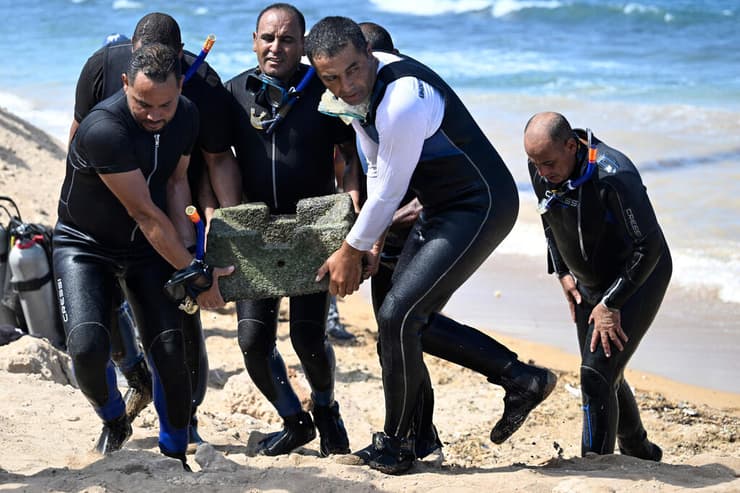 מוציאים אבן עתיקה