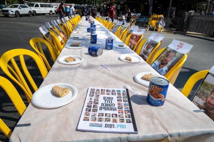 קבלת שבת של משפחות החטופים מול מעון רה"מ בירושלים