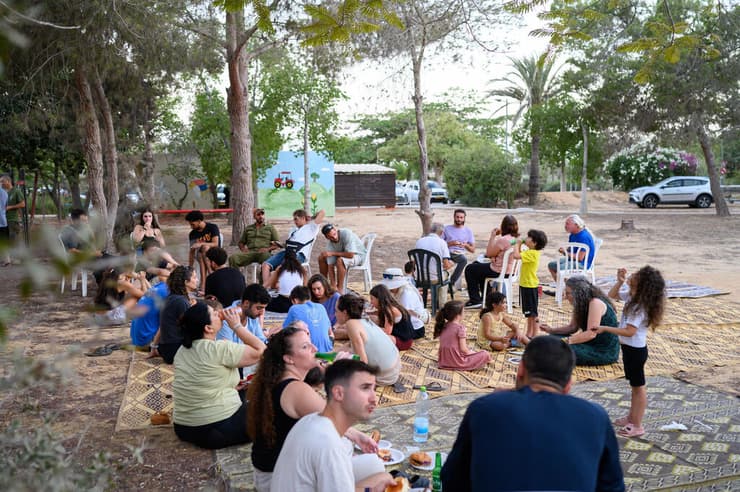 חברי קיבוץ סופה ב פתיחה חגיגית של ה גינה ה קהילתית ה מחודשת של ה קיבוץ שיקום ה קיבוצים צמודי ה גדר ב עוטף עזה ב עקבות מלחמת חרבות ברזל תהליך ה שיבה הביתה של חברי ה קיבוץ