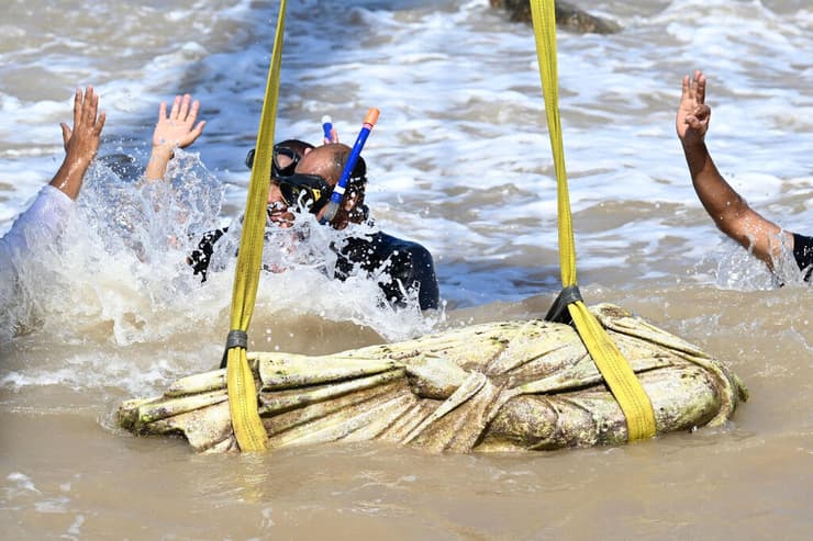מחלצים את אחד הפסלים מהמים