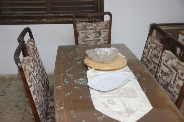 נפילת רסיס בחצר הבית של משפחת חתומי בגינתון