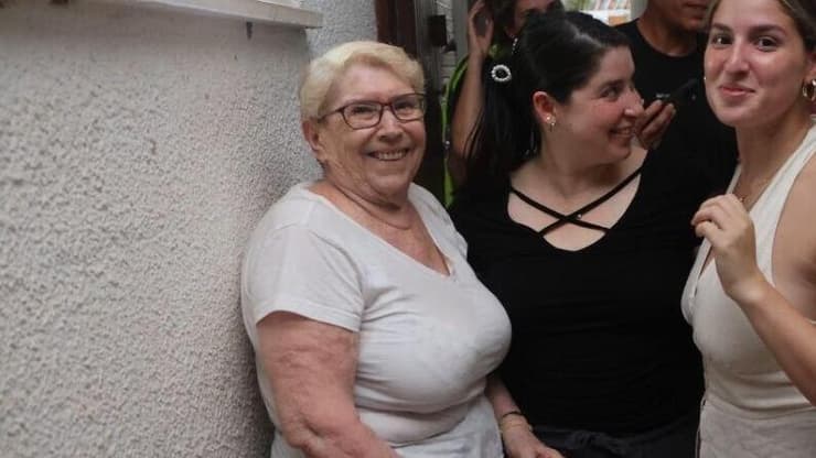 נפילת רסיס בחצר הבית של משפחת חתומי בגינתון