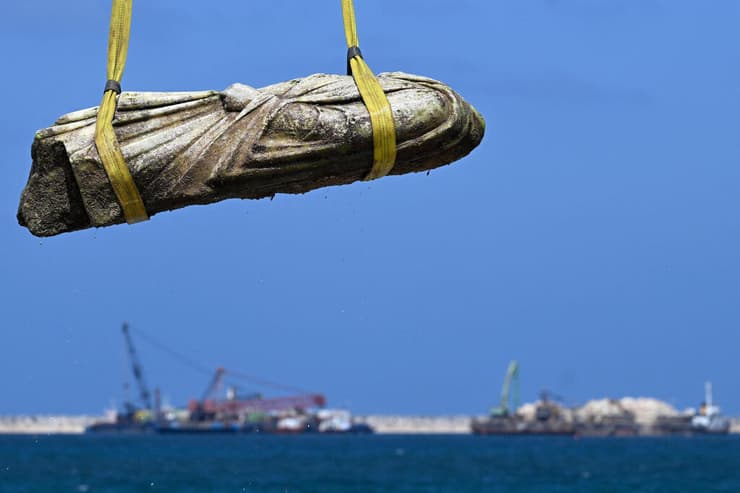 הפסלים נמצאים ללא כמה מהאיברים