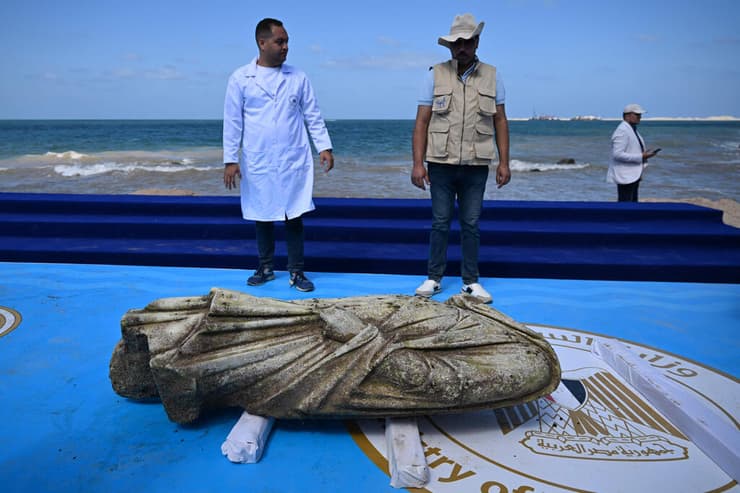 אחד הפריטים שהוצאו מהמים