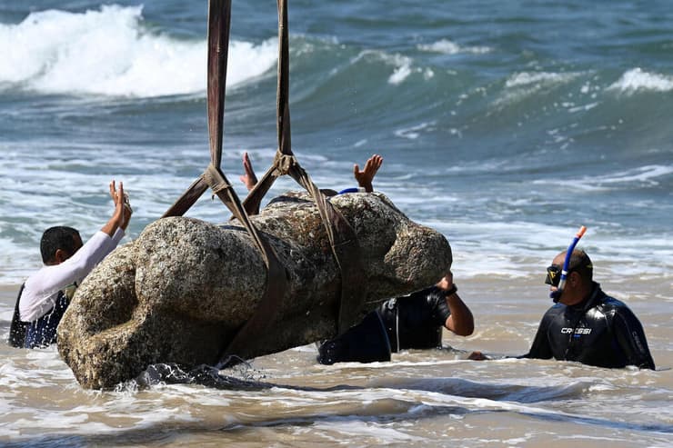 מוציאים מהים פסל עתיק