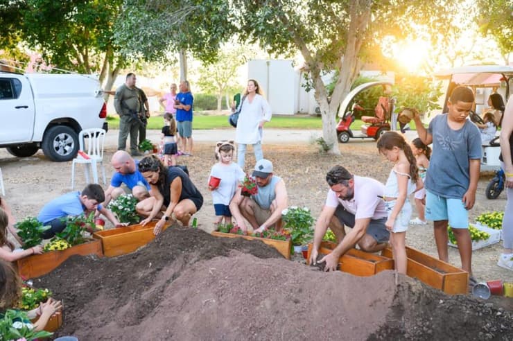 חברי קיבוץ סופה ב פתיחה חגיגית של ה גינה ה קהילתית ה מחודשת של ה קיבוץ שיקום ה קיבוצים צמודי ה גדר ב עוטף עזה ב עקבות מלחמת חרבות ברזל תהליך ה שיבה הביתה של חברי ה קיבוץ