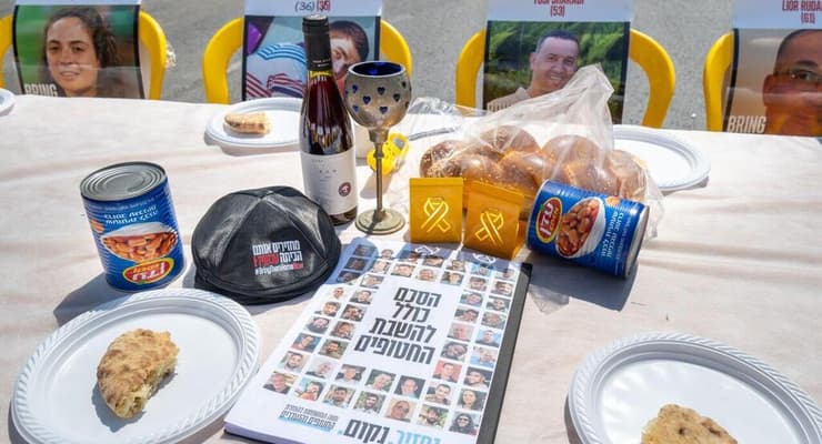 קבלת שבת של משפחות החטופים מול מעון רה"מ בירושלים