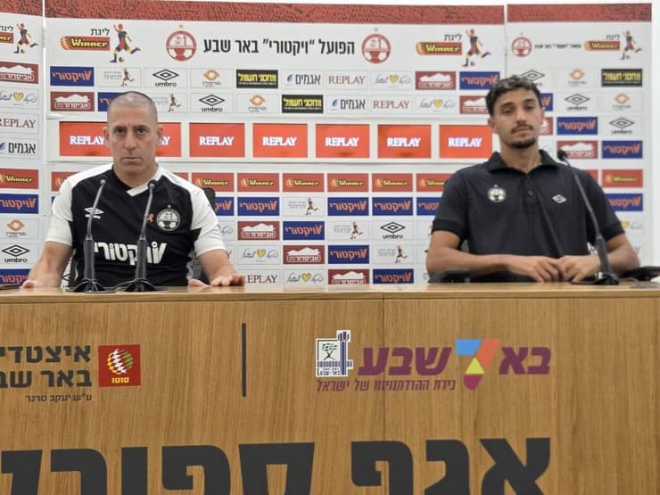 קוז'וך וגיא מזרחי במסיבת העיתונאים, הבוקר קוז'וך