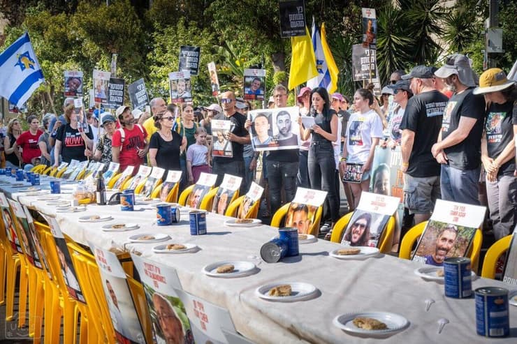 קבלת שבת של משפחות החטופים מול מעון רה"מ בירושלים