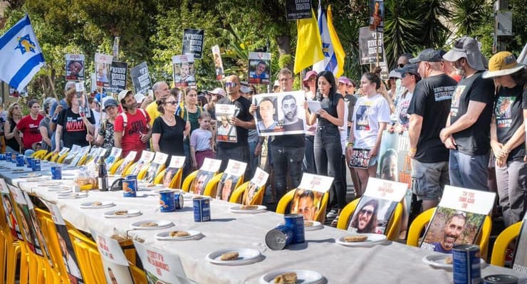 קבלת שבת של משפחות החטופים מול מעון רה"מ בירושלים