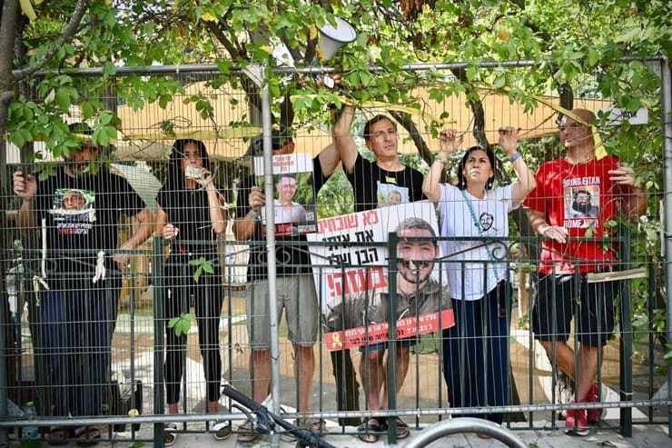 קבלת שבת של משפחות החטופים מול מעון רה"מ בירושלים