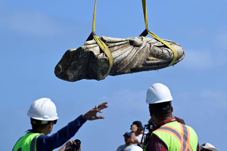 הוצאת אחד הפסלים