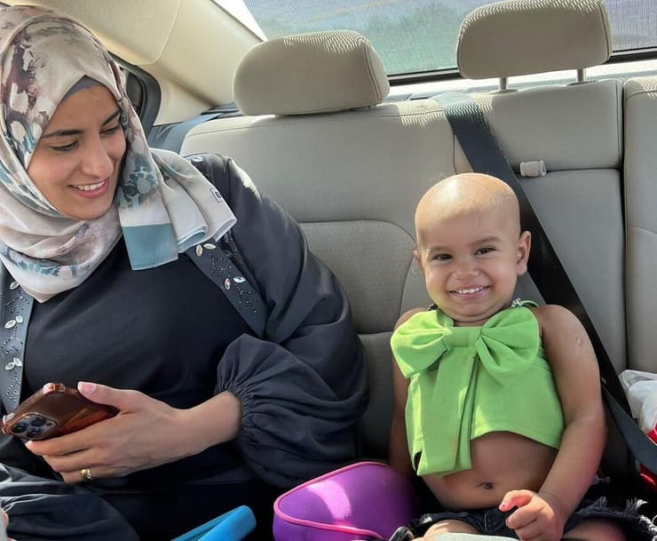 אמא ובנה הפלסטינאים בדרך חזרה הביתה מטיפול בבית חולים במרכז הארץ    