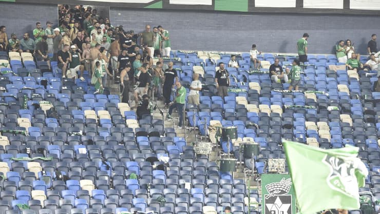 מחאת אוהדי מכבי חיפה (צילום: שרון צור) אוהדי מכבי חיפה