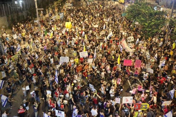 "היועמ"שית סיכלה את מסמך המדיניות בתחום ההפגנות". מחאה נגד הממשלה בתל אביב (צילום: מוטי קמחי) מחאה בבגין