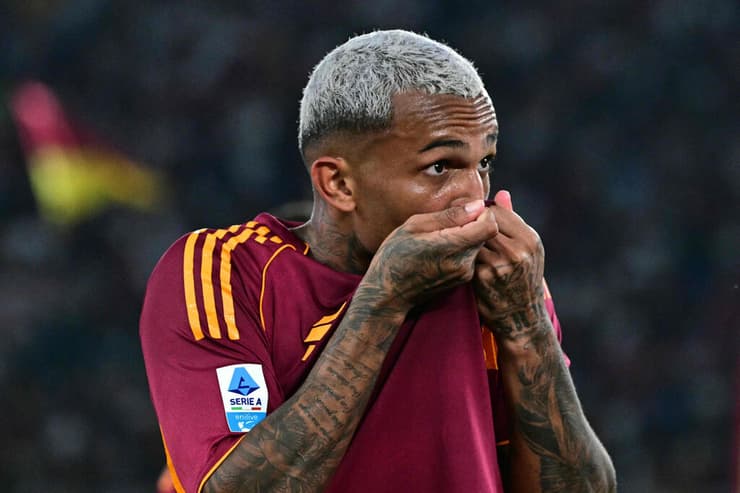 ווסלי מנשק את הסמל