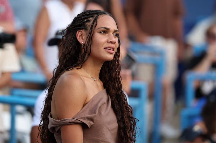 כוכבת כדורגל והבת של דניס. רודמן במשחק של בן שלטון (צילום: Scott Taetsch / GETTY IMAGES NORTH AMERICA / AFP) טריניטי רודמן במשחק של בן שלטון