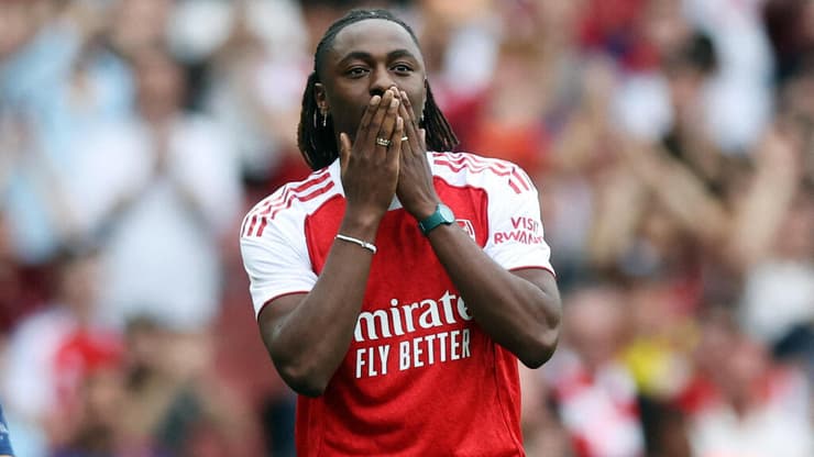 חוזר מהדלת הראשית. אזה מוצג באצטדיון האמירויות (צילום: REUTERS/David Klein) אזה מוצג באצטדיון האמירויות