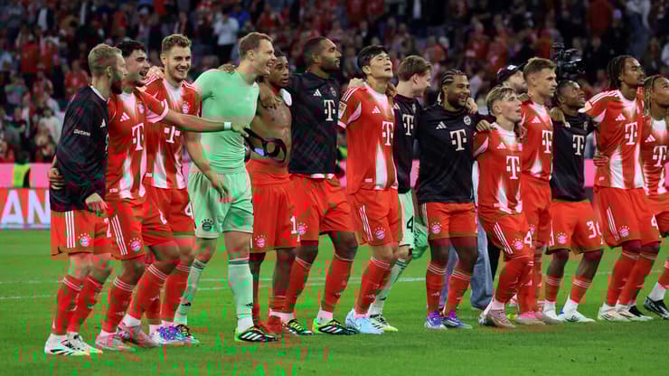 שחקני באיירן חוגגים בסיום