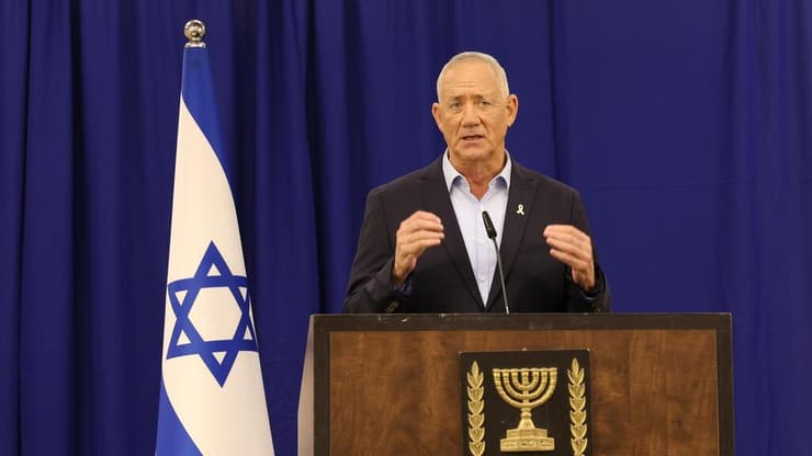 בני גנץ מכנס מסיבת עיתונאים