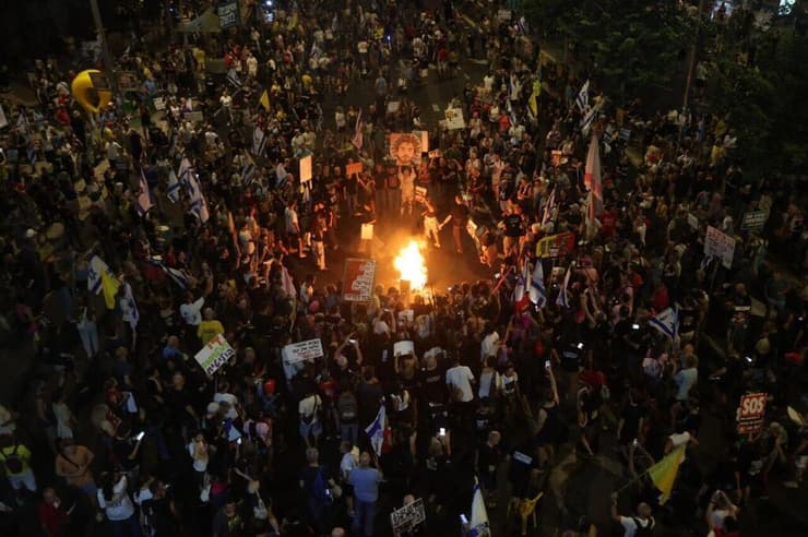 האלפים בהפגנה בדרך בגין בתל אביב, הערב (צילום: מוטי קמחי) מדורה בבגין