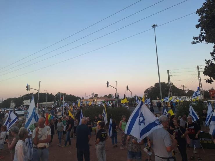 מאות הפגינו גם בצומת כרכור (צילום: מרטין וילר) מפגינים בכרכור