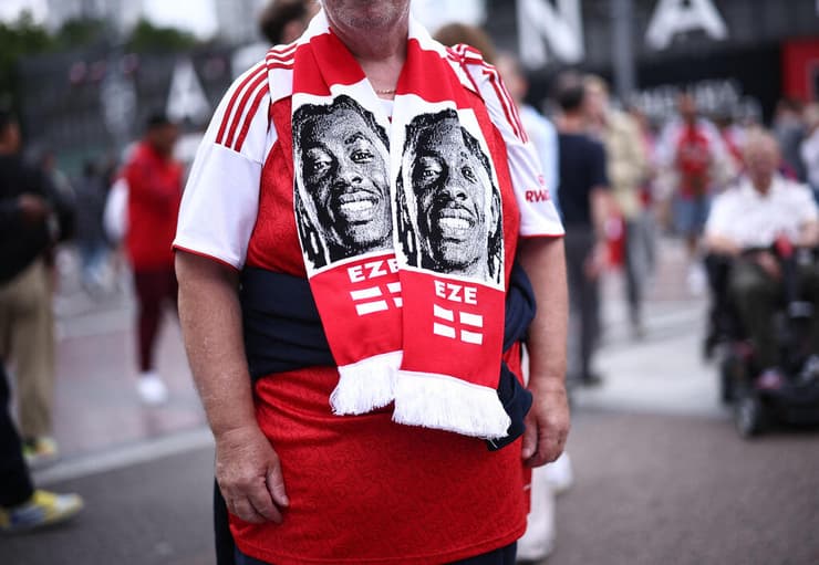 האוהדים כבר מתרגשים (צילום: HENRY NICHOLLS / AFP) אוהד ארסנל עם צעיף של אברצ'י אזה