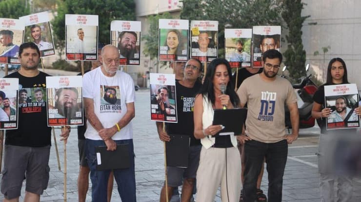 הצהרת משפחות החטופים בשער בגין (צילום: מוטי קמחי) הצהרת משפחות החטופים