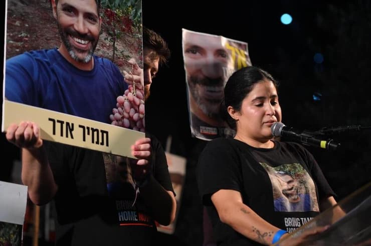 רוני אדר בנאומה בעצרת. "מתי כבר נפסיק לספור?" (צילום: פאולינה פטימר) רוני אדר