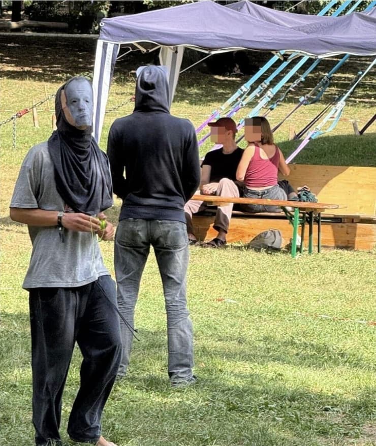 רעולי פנים שקראו קריאות נגד היהודים