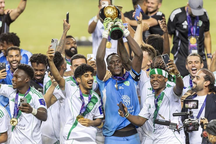 אדוארד מנדי מניף את הסופרקאפ הסעודי (צילום: Yu Chun Christopher Wong/Eurasia Sport Images/Getty Images) מנדי מניף את הסופרקאפ הסעודי