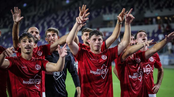 פתחו ברגל ימין. שחקני הפועל ת"א חוגגים (צילום: עוז מועלם) טוריאל ודאפאה