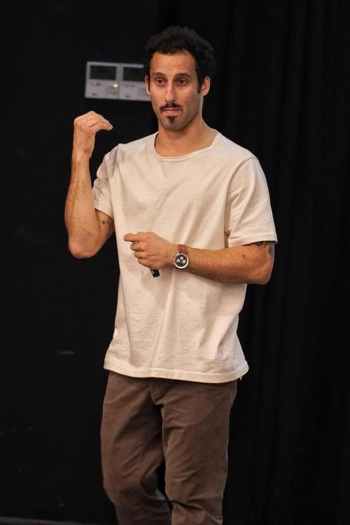 מרצה ומעלה את המודעות לתסמונת טורט. דניאל מורס (צילום: ג'וש פיין) דניאל מורס