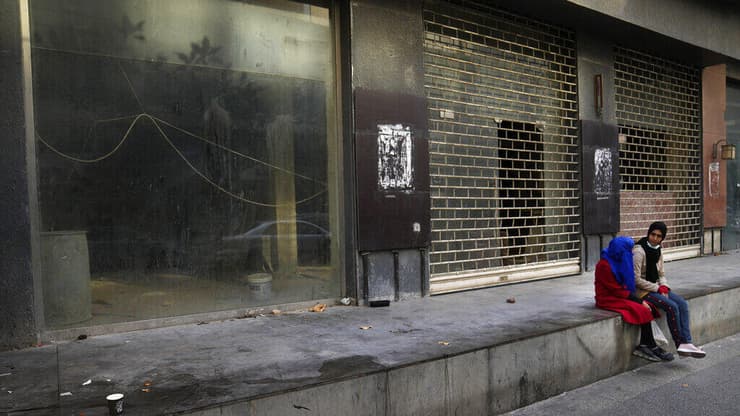 עסקים סגורים בביירות (צילום: AP) עסקים סגורים באזור חמרה