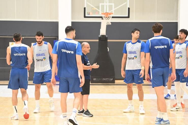 מאמן נבחרת ישראל בכדורסל אריאל בית הלחמי עם השחקנים