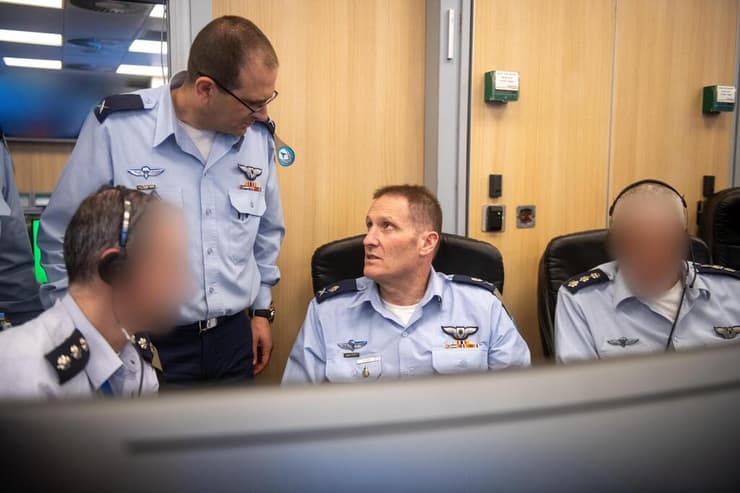 הרמטכ"ל, מפקד חיל האוויר ובכירים נוספים צופים בתקיפות מבור חיל האוויר