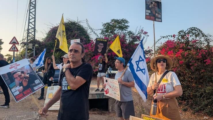 יהודה כהן מפגין מול ביתו של השר ישראל כ"ץ