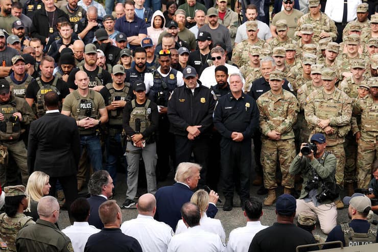 נשיא ארה"ב טראמפ עם חיילים משמר לאומי ב וושינגטון הבירה 21 באוגוסט