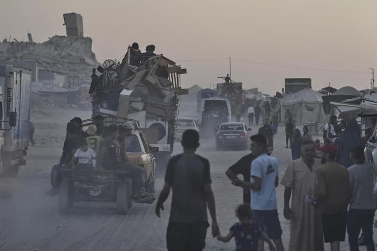 עזתים במחנה אוהלים בעיר עזה