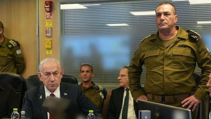 ראש הממשלה, שר הביטחון והרמטכ"ל צופים בתקיפה מהבור בקרייה