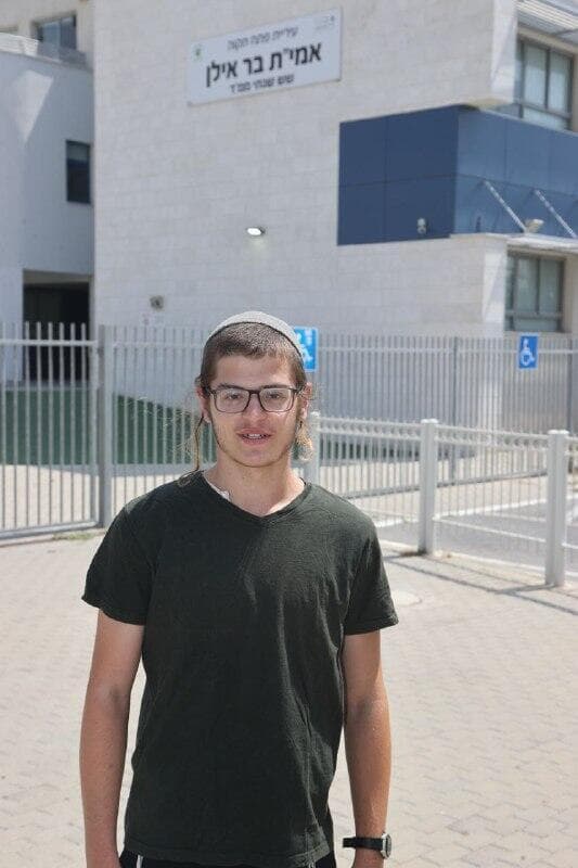 אלעד יניר ליד בית הספר שבו ילמד (צילום: מוטי קמחי) אלעד יניר ליד בית הספר שבו ילמד