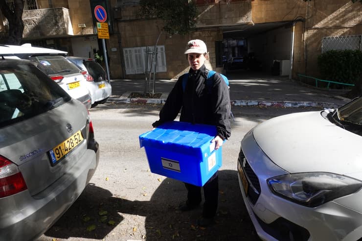 נוגה עם ארגז כחול ברחוב