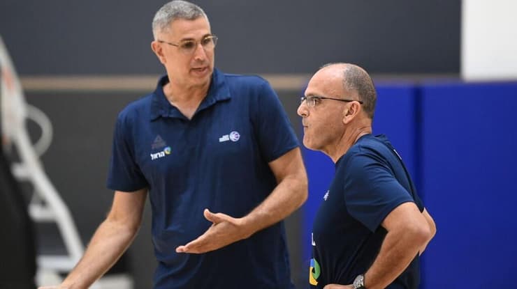 מאמן נבחרת ישראל בכדורסל אריאל בית הלחמי עם מוטי דניאל