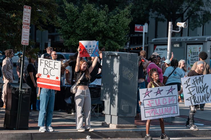 הפגנה בוושינגטון DC ארה"ב נגד טראמפ ושליחת חיילים משמר לאומי לעיר הבירה 23 באוגוסט